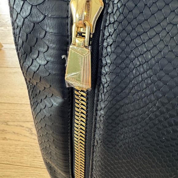 Tote&Carry Black Apollo 2 Croc-Embossed Leather Handbag Backpack NWOT main image 5